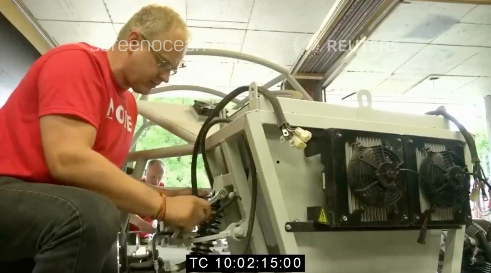 Meelis Merilo and Ivo Ustav work on Nobe Car
